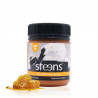 Steens Manuka Honey je raw nepasterizovaný pravý manukový med z Nového Zélandu. Pochází od včel opylujících Balmín metlatý, keř s bílorůžovými květy pocházející původně z Austrálie a Zélandu, kde mu původní domorodé maorské kmeny daly název Manuka.
- 100% Raw nepasterizovaný manukový med z Nového Zélandu - Oceňovaný a uznávaný leader v segmentu prémiové kvality s tradicí od roku 1982 - Certifikace pravosti a obsahu účinných látek UMF 10+ / MGO 263+ - UMF = Unique Manuka Factor = nejvyšší možný certifikát garantující obsah unikátních účinných látek - MGO = označení pro množství obsaženého methylglyoxalu - Med kategorie monofloral = nejvyšší a nejčistší možná kategorie